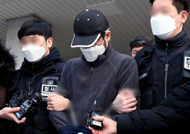 층간 소음으로 갈등을 빚던 이웃 일가족에게 흉기를 휘둘러 구속된 A씨. /뉴스1