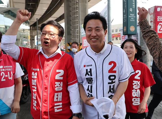 국민의힘 오세훈 서울시장 후보가 31일 서울시 성북구 월곡역 앞에서 열린 유세장으로 정태근 성북구청장 후보의 안내를 받아 이동하고 있다. /연합뉴스