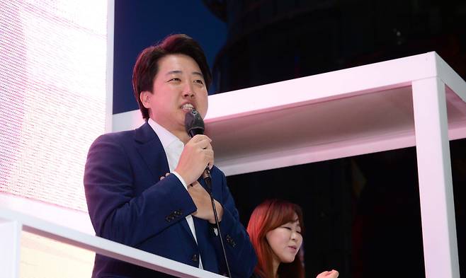 국민의힘 이준석 대표가 6·1 지방선거 공식 선거운동 마지막 날인 31일 저녁 서울 중구 청계광장에서 열린 국민의힘 오세훈 서울시장 후보의 유세에서 지지를 호소하고 있다. /연합뉴스