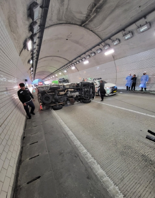 지난 30일 오후 6시 20분쯤 대전 중구 대전남부순환고속도로 안영나들목 방향 구완터널에서 화물차 추돌사고가 발생했다. 사진=대전동부서방서 산내119안전센터 제공