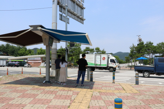 옥천향수공원 앞에 설치된 자동개폐기능이 있는 스마트그늘막 모습. 사진=옥천군 제공