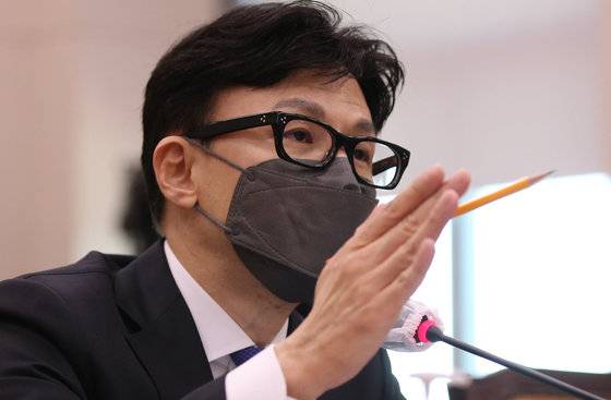 한동훈 법무부 장관 후보자가 9일 오후 서울 여의도 국회에서 열린 인사청문회에서 의원들의 질의에 답하고 있다. 2022.5.9/뉴스1