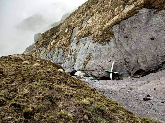 [포카라=AP/뉴시스] 30일(현지시간) 네팔 카트만두 북서쪽 산간 마을 좀섬 인근 협곡에 비행기 잔해가 보인다. 2022.05.30. /사진=뉴시스