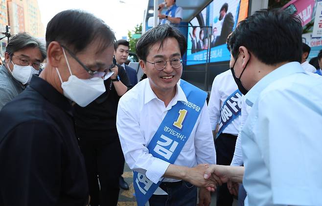 더불어민주당 김동연 경기도지사 후보가 6.1 지방선거를 하루 앞둔 31일 경기도 부천 역곡남부역사거리를 방문, 시민들과 인사하고 있다. 공동취재사진