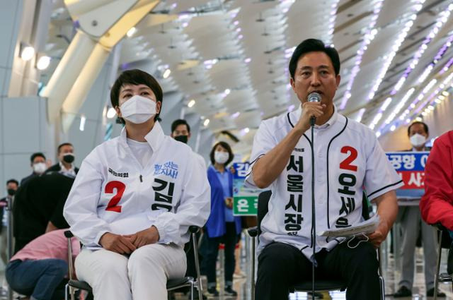 국민의힘 오세훈 서울시장 후보가 30일 서울 강서구 김포공항 국내선 청사에서 열린 김포공항 이전 저지를 위한 공동 기자회견 및 연대협약식에 참석해 발언하고 있다. 왼쪽은 국민의힘 김은혜 경기도지사 후보. 연합뉴스