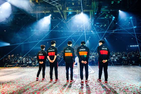 MSI 2022에서 중국 RNG에 패한 한국의 T1이 관중들에게 인사를 하고 있다. 라이엇게임즈