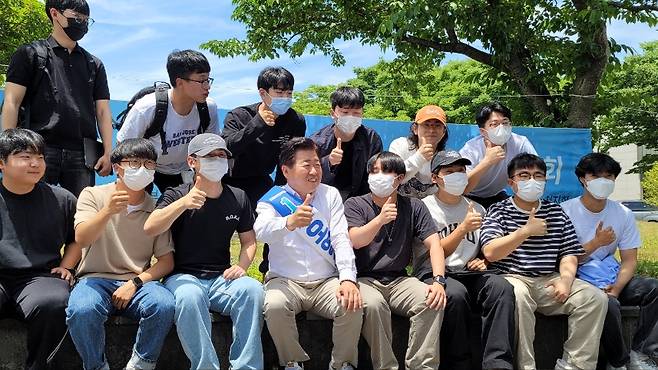 오영훈(사진 아래 가운데) 더불어민주당 제주지사 후보자가 오늘(31일) 제주대학교를 방문한 모습