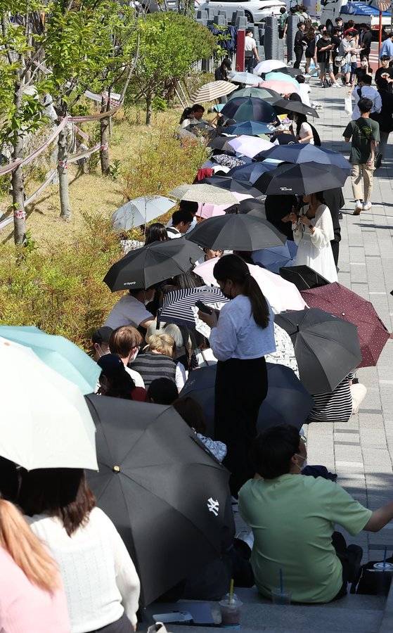 코로나19 이후 3년 만에 대동제가 열린 서울 성북구 고려대학교에서 학생들이 26일 저녁에 열릴 축하 공연을 보기 위해 뙤약볕에 앉아 대기하고 있다. 연합뉴스