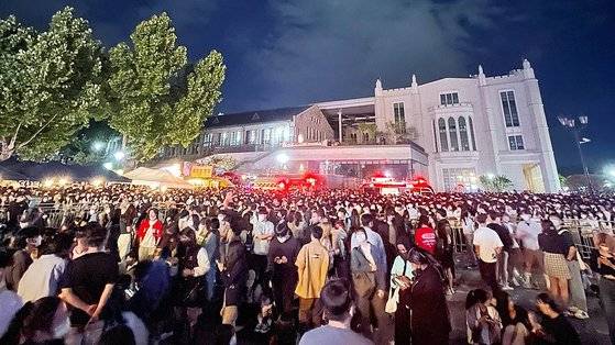 지난 26일 서울 고려대학교 축제에서 걸그룹 에스파의 공연이 끝나자 마자 무대 앞쪽에 사람이 몰려 사고가 일어나 공연이 잠시 중단되고 있다. 뉴스1