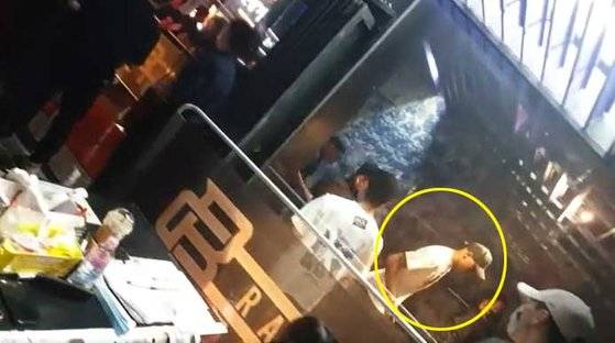 브라질 남자 축구 국가대표팀이 서울 강남에 위치한 한 클럽으로 들어가는 모습. [트위터 캡처]