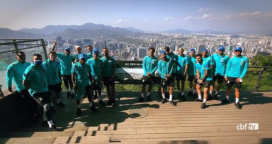 남산타워를 관광한 네이마르와 브라질 선수단. [사진 브라질축구협회 트위터]