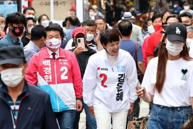 국민의힘 김은혜 경기도지사 후보가 30일 경기 구리시 수택동 구리전통시장 입구에서 유세하고 있다. 사진=연합뉴스