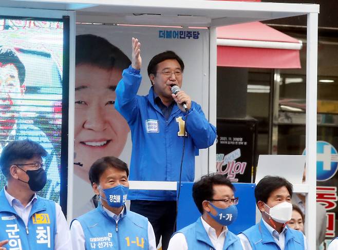 윤호중 더불어민주당 공동비상대책위원장이 30일 충북 증평군 증평새마을금고 앞에서 이재영 증평군수 후보 지원 유세를 하고 있다. 연합뉴스