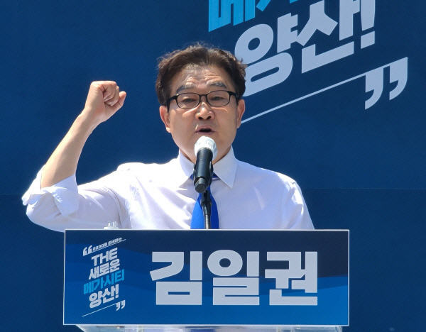 김일권 양산시장 후보가 31일 선거운동 마지막날 양산 동서를 오가며 지지를 호소했다. 김일권 후보 캠프 제공