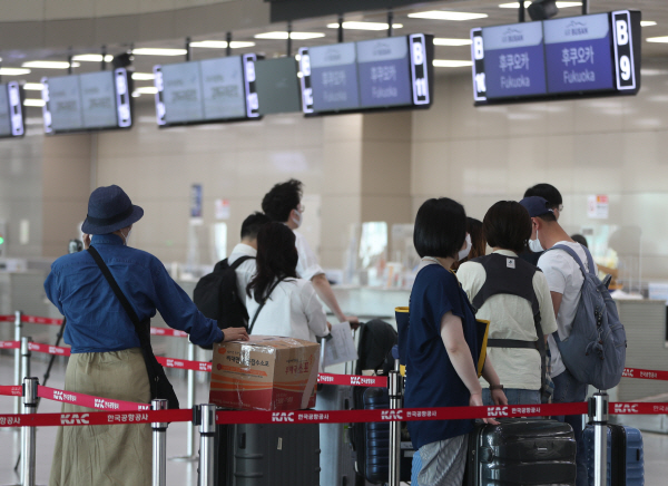 31일 오전 김해국제공항에서 시민들이 일본 후쿠오카로 출국하기 위해 수속을 밟고 있다. 연합뉴스