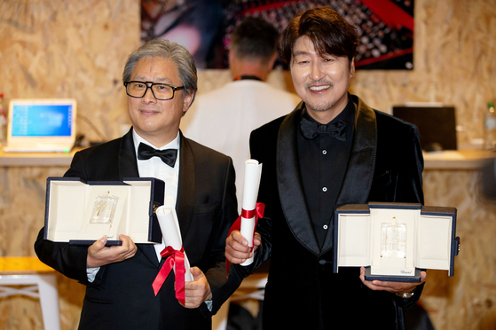 Director Park Chan-wook, left, and actor Song Kang-ho pose with their trophies after the closing ceremony of the 75th annual Cannes International Film Festival on Saturday. [NEWS1]