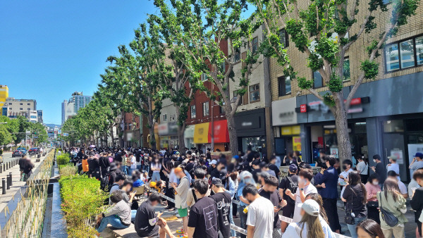 31일 오전 부산광역시 부산진구 전포동 소재 팝업 스토어 '지에스 원' 앞에 소비자 1000여명이 몰려들었다. [이상현 기자]