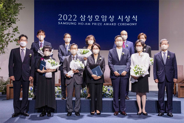 삼성호암상 수상자들과 행사 참석자들이 31일 서울 중구 신라호텔에서 열린 `2022 삼성호암상 시상식`에서 기념촬영을 하고 있다. 앞줄 왼쪽부터 이재용 삼성전자 부회장, 김혜순 시인(예술상), 오지철 하트-하트재단 회장, 신인숙 하트-하트재단 이사장(사회봉사상), 차상균 서울대 교수 부부(공학상), 김황식 호암재단 이사장, 뒷줄 왼쪽부터 장석복 카이스트 특훈교수(과학상 화학·생명과학부문), 오용근 포스텍 교수 부부(과학상 물리·수학부문), 키스 정 하버드의대 교수 부부(의학상). [사진 제공 = 호암재단]