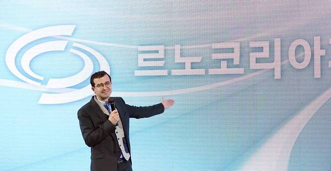[부산=뉴시스] 하경민 기자 = 르노삼성자동차가 사명에서 '삼성'을 떼고 '르노코리아자동차(RKM)'로 새출발한다. 스테판 드블레즈 르노코리아자동차 대표이사가 16일 오전 부산 강서구 부산공장에서 새 비전 발표회를 열고 변경된 사명과 새로운 태풍 로고 공개하고 있다. 2022.03.16.