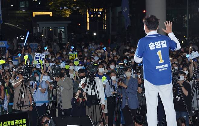 [서울=뉴시스] 국회사진기자단 = 송영길 더불어민주당 서울시장 후보가 6.1 지방선거 공식 선거운동 마지막 날인 31일 서울 용산역광장에서 집중 유세를 하며 지지를 호소하고 있다. 2022.05.31.