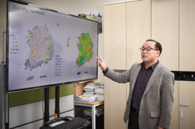 고경석 박사가 좋은 지하수 분포 지도에 대해 설명하고 있다. 한국지질자원연구원 제공