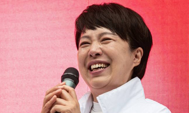 김은혜 국민의힘 경기도지사 후보가 30일 오전 서울 강남구 강남역에서 출근길 시민들에게 지지 호소 발언 도중 눈물을 흘리고 있다. 뉴스1