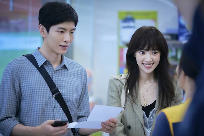 염씨네 둘째 염창희(이민기)는 모친상 때 옆에 있어준 동네 친구 지현아(전혜진)에게 청혼한다.