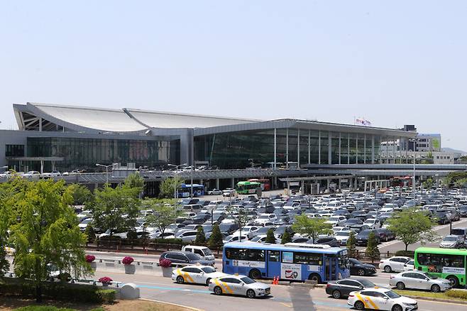 김포공항 이전 공약을 두고 여야의 공방이 계속된 31일 오후 김포국제공항 주차장이 가득 차 있다. 뉴시스