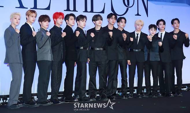 그룹 세븐틴(SVT)이 27일 오전 서울 여의도 콘래드호텔에서 진행된 정규 4집 '페이스 더 선'(Face the Sun) 발매기념 기자간담회에서 포즈를 취하고 있다.  이번 앨범은 타이틀곡 '핫'(HOT)을 비롯해 '달링'(Darl+ing), '돈키호테'(DON QUIXOTE), '마치'(March), '도미노'(Domino), '섀도우'(Shadow), '노래해', '이프 유 리브 미'(IF you leave me), '애시'(Ash) 등 9곡이 수록됐다. /2022.05.27 /사진=이동훈 기자 photoguy@