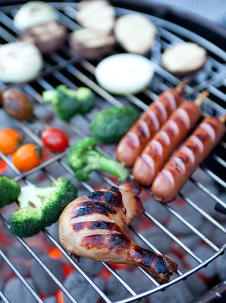 삼겹살, 소시지, 베이컨, 돼지기름, 버터, 생크림, 치즈 등은 콜레스테롤 수치를 높이는 대표적인 식재료다. 콜레스테롤 수치를 개선하려면 적당한 운동을 꾸준히 해서 복부비만과 고혈당 및 인슐린 저항성 개선과 함께 식생활을 개선해야 한다. / 경향신문 자료사진