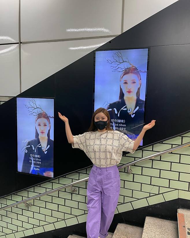 Singer Song Ga-in boasted of his extraordinary fan loveSong Ga-in added a heart emoji to her Instagram on 31st, along with an article entitled Subway Advertising Certification Shot!Song Ga-in in the public photo is looking for a subway station and leaving a certification shot. Song Ga-in poses in front of his advertisement prepared by fans.Song Ga-in boasted a lovely fashion sense by matching a distinctive patterned short-sleeved top with fresh purple pants; Song Ga-ins Mr. Trot Queen side drew attention.The fans responded with a warm response such as I was really heartwarming, I support and love, I am happy and happy.On the other hand, Song Ga-in will meet fans at the 2022 Song Ga-in National Tour Concert - The Love Song of J. Alfred Prufrock () at EXCO in Daegu on June 4.Photo: Song Ga-in Instagram