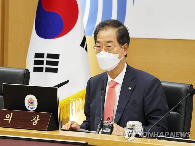 국무회의에서 발언하는 한덕수 총리 (세종=연합뉴스) 김주형 기자 = 한덕수 국무총리가 31일 오전 세종시 정부세종청사에서 서울과 영상으로 연결해 열린 국무회의를 주재하고 있다. 2022.5.31 kjhpress@yna.co.kr