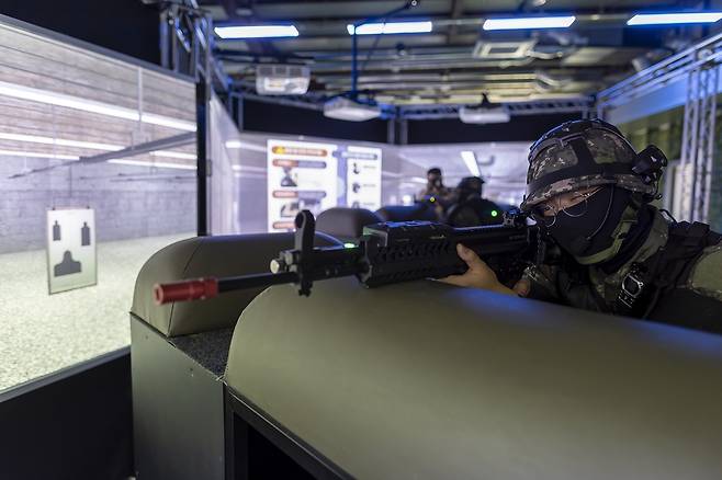 VR 영상모의사격장 사격 훈련     (서울=연합뉴스) 윤동진 기자 = 지난 30일 서울 서초 과학화 예비군훈련장의 가상현실(VR) 영상모의사격장에서 조교가 사격 시범을 보이고 있다. 2022.5.31
    mon@yna.co.kr