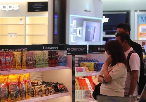 면세점 둘러보는 여객 [촬영 박성제]