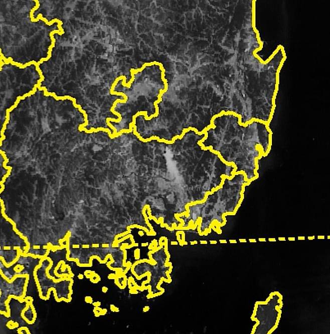 천리안위성 2A호가 포착한 31일 경남 밀양시 산불 연기. [기상청 제공. 재판매 및 DB 금지]