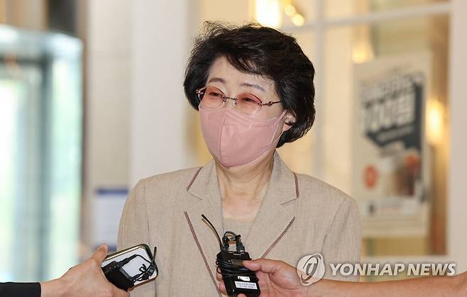 출근 소감 말하는 김승희 보건복지부 장관 후보자 (서울=연합뉴스) 황광모 기자 = 김승희 보건복지부 장관 후보자가 30일 오후 서울 서대문구 국민연금공단 충정로 사옥에 마련된 인사청문회 준비 사무실로 출근하다 취재진에게 소감을 말하고 있다. 2022.5.30 hkmpooh@yna.co.kr