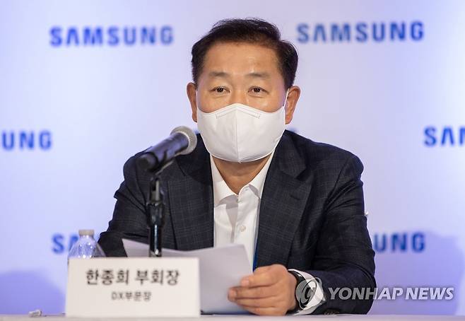 기자 간담회 하는 한종희 삼성전자 부회장 (서울=연합뉴스) 한종희 삼성전자 부회장(DX부문장)이 5일(현지시간) 미국 라스베이거스에서 기자 간담회를 하고 있다. 2022.1.6
    [삼성전자 제공. 재판매 및 DB 금지] photo@yna.co.kr