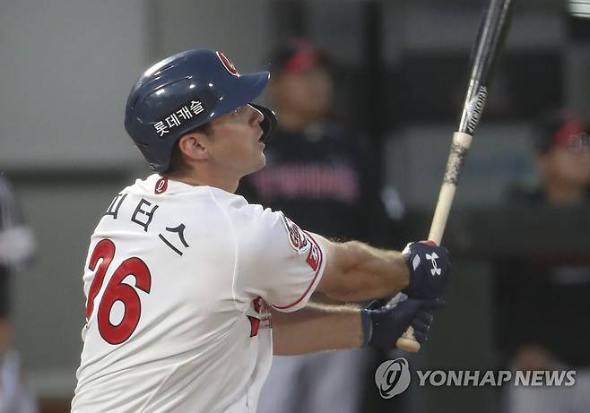 피터스 '짜릿한 역전 스리런' (부산=연합뉴스) 강덕철 기자 = 31일 부산 사직야구장에서 열린 프로야구 LG 트윈스와 롯데 자이언츠의 경기. 3회 말 무사 2, 3루에서 롯데 피터스가 좌중월 3점 홈런을 치고 있다. 2022.5.31 kangdcc@yna.co.kr