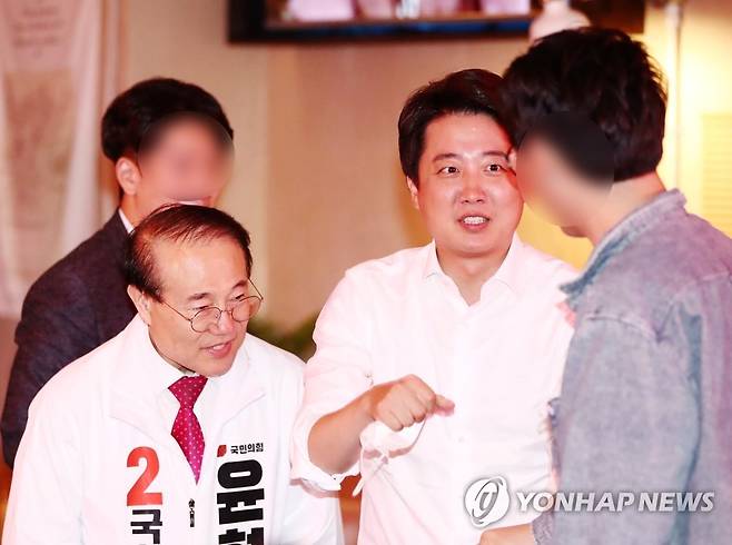 계양구민들 만난 이준석과 윤형선 (인천=연합뉴스) 김상연 기자 = 국민의힘 이준석 대표(오른쪽 두 번째)와 6·1 인천 계양을 국회의원 보궐선거에 출마한 윤형선 후보가 투표일을 하루 앞둔 31일 오후 인천시 계양구 계양맛길 일대에서 시민들과 만나 지지를 호소하고 있다. 2022.5.31 goodluck@yna.co.kr