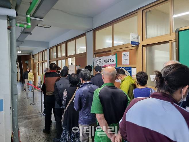 1일 서울 광진구 광장동제1투표소가 마련된 광장중학교에 투표소 문이 열리는 오전 6시 전부터 긴 대기 줄이 이어져있다. (사진=이수빈 기자)