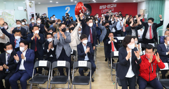 경기 성남 분당갑 국회의원 보궐선거에 출마한 국민의힘 안철수 후보 캠프 관계자와 지지자들이 1일 오후 경기도 성남시 분당구 선거사무소에서 개표방송을 보며 기뻐하고 있다. (사진=연합뉴스)