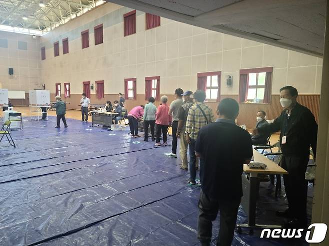부여군 부여읍 제9투표소에 유권자들이 줄을 서서 기다리고 있다. © 뉴스1