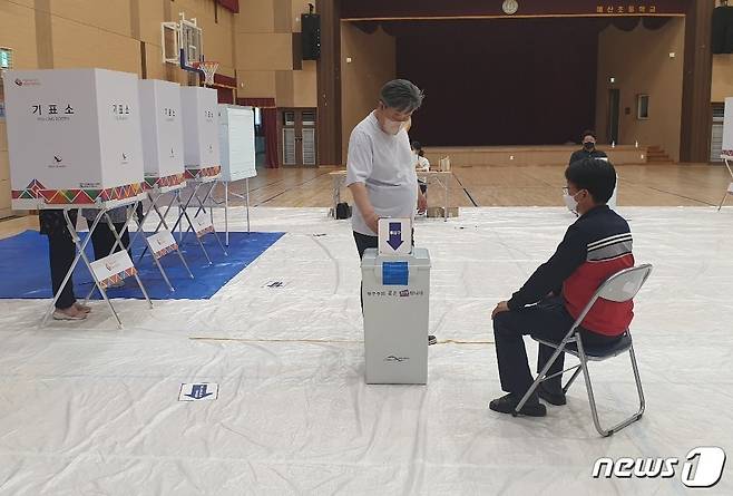 예산군 예산초등학교에 마련된 예산읍 제10투표소에는 주로 노년층의 투표 참여율이 높았다.© 뉴스1 주향 기자