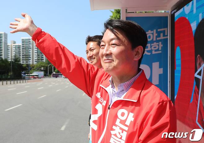 안철수 국민의힘 성남 분당갑 후보가 31일 오후 경기 성남시 분당구 야탑역 앞에서 시민들에게 지지를 호소하고 있다. 2022.5.31/뉴스1 © News1 김영운 기자