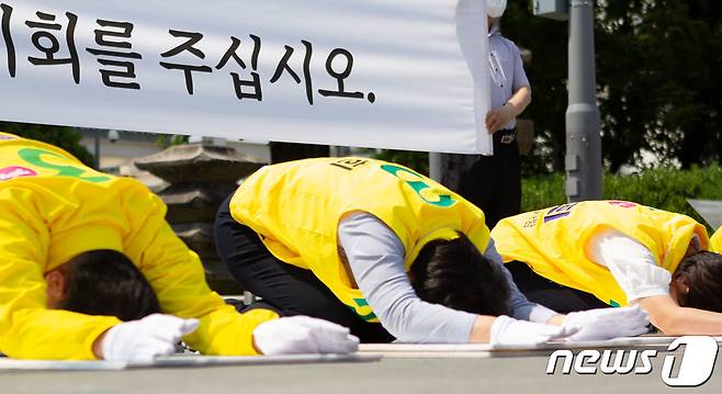 정의당 광주시당 소속 6.1지방선거 후보들이 25일 광주 5.18민주광장에서 대시민 사과를 하고 '다시 기회를 달라'며 108배를 하고 있다.(정의당 광주 제공)2022.5.25/뉴스1 © News1 박준배 기자