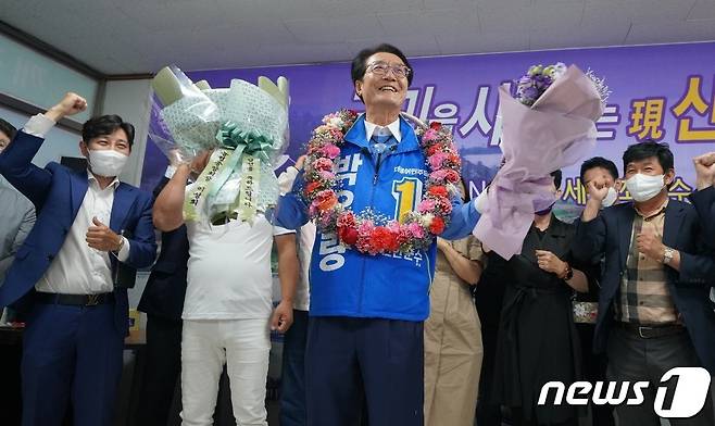 박우량 신안군수 후보가 1일 당선이 확정된 후 지지자들과 함께 기뻐하고 있다.(박우량 후보 캠프 제공)2022.6.1/뉴스1