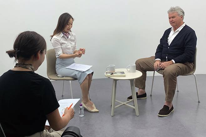 거스 히딩크(76) 전 한국 대표팀 감독이 31일 서울 광화문에서 TV조선 김지아(가운데) 기자의 밸런스 게임 질문을 받고 생각에 잠겨있다. /스튜디오광화문