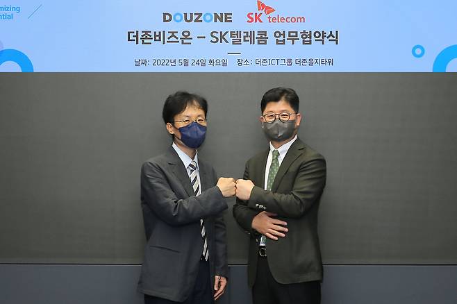 최낙훈 SK텔레콤 스마트팩토리CO(컴퍼니)담당(왼쪽)과 지용구 더존비즈온 솔루션사업부문 대표가 올인원 비즈니스 솔루션 플랫폼 ‘엔터프라이즈 웍스(가칭)’ 서비스 출시를 위한 업무협약을 맺은 뒤 기념촬영을 하고 있다. /SK텔레콤