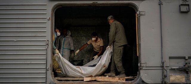 지난달 17일 우크라이나 하르키우에서 우크라이나 법의학 전문가들이 러시아 병사들의 시신을 열차에 실으며 신원 확인 작업을 하고 있다. 하르키우=AP 뉴시스