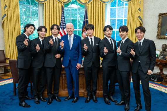 5월 31일 오후(현지시간) 백악관에서 조 바이든 미국 대통령과 역사적인 만남을 가진 방탄소년단 멤버들이 손가락 하트를 만들어 보이며 포즈를 취하고 있다. / 사진=백악관 트위터 캡처